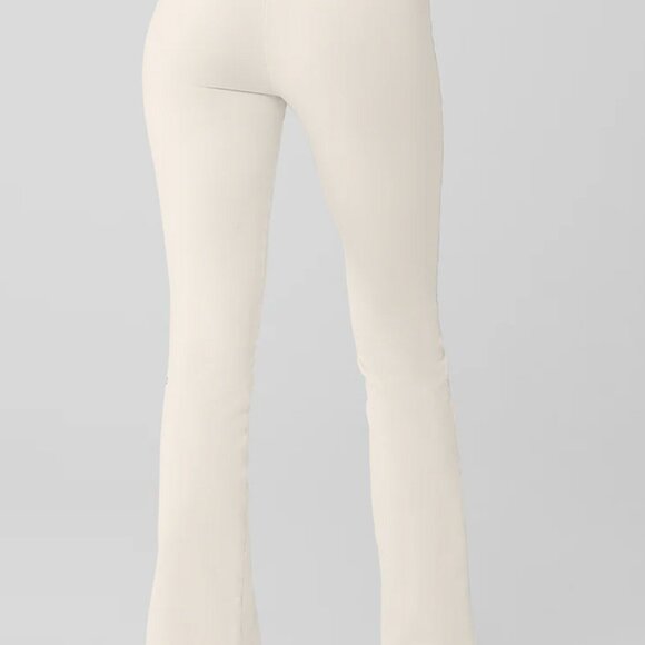 Alo Yoga Airbrush High-Waist Flutter Legging - Ivory - Picture 3 of 11